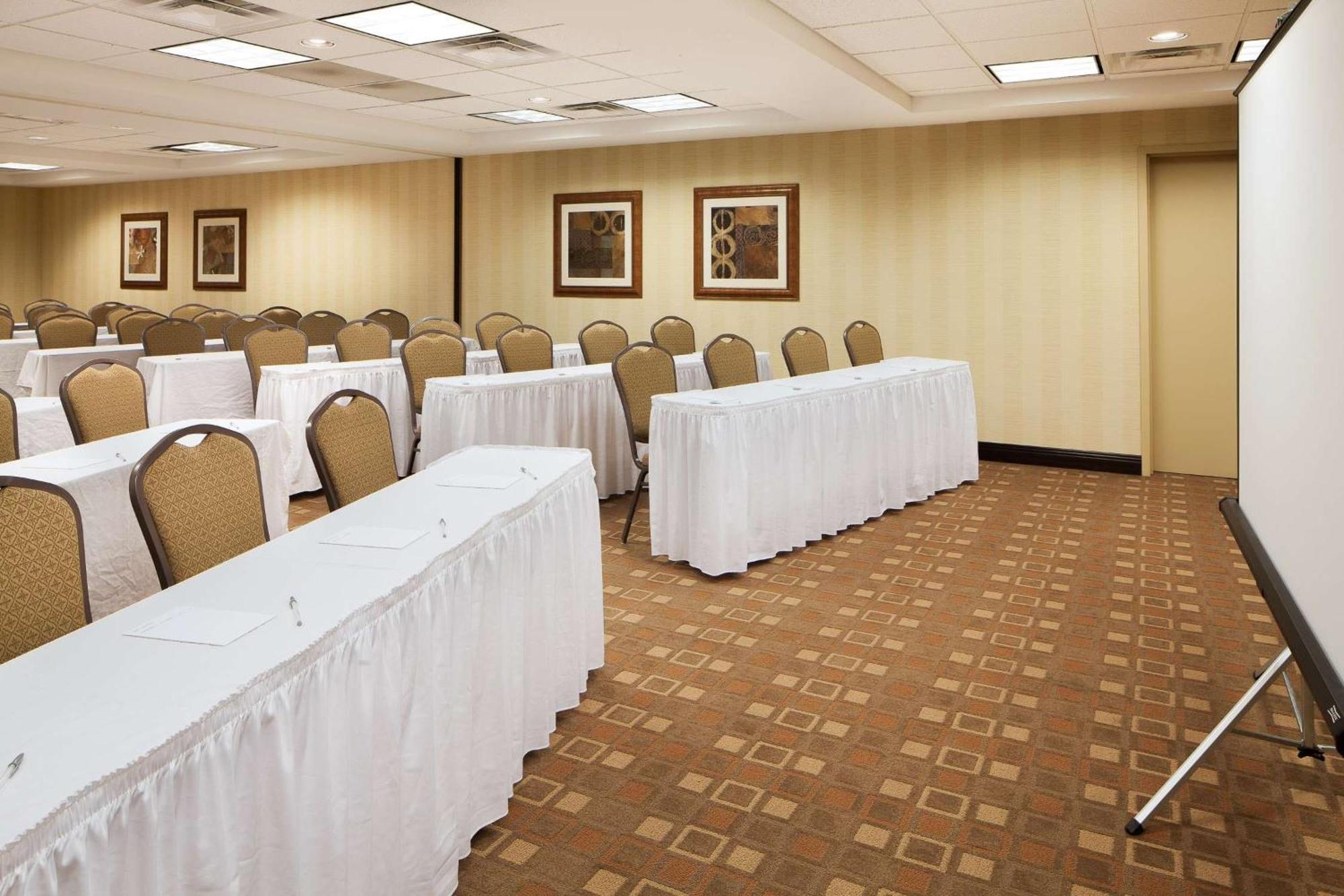 Hampton Inn & Suites Chicago/Сент-Чарльз Экстерьер фото